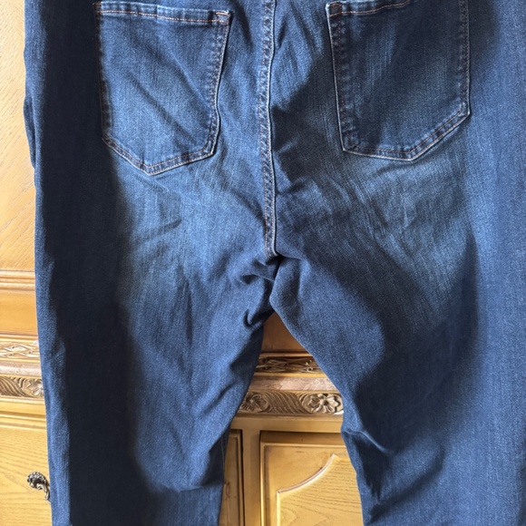 Women’s plus jeans - Picture 2 of 3